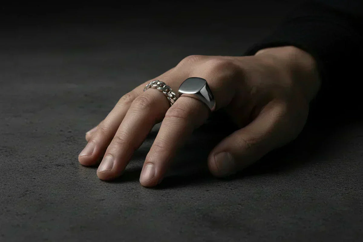 Signet Rings vs Band Rings: How to Choose the Right Men’s Ring