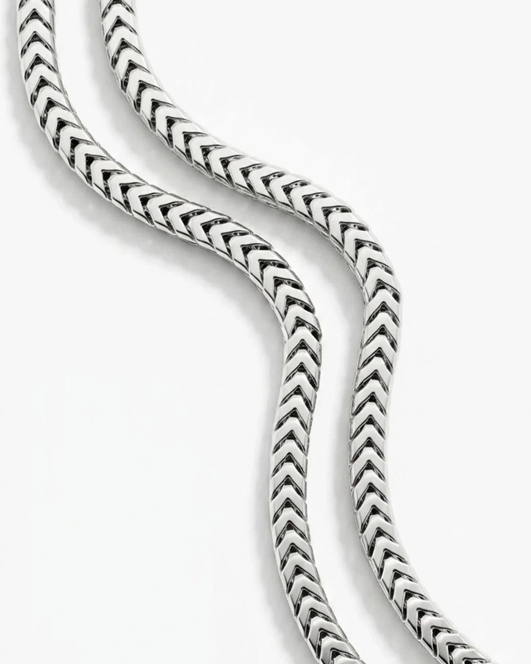 Closeup of the V-shaped Franco links on the MCKER 3.9mm sterling silver chain