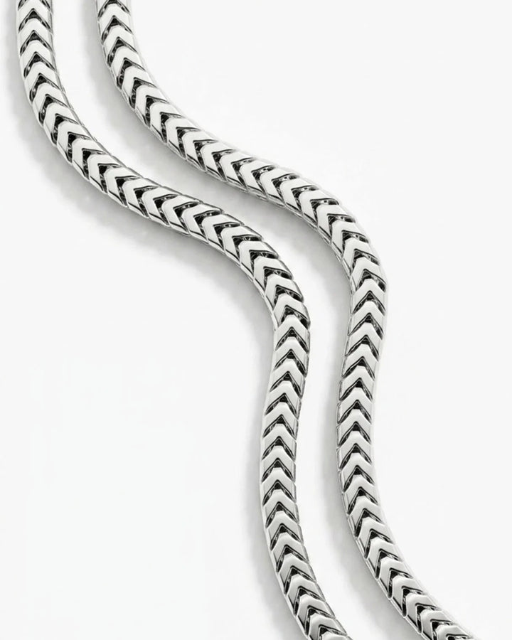 Closeup of the V-shaped Franco links on the MCKER 3.9mm sterling silver chain