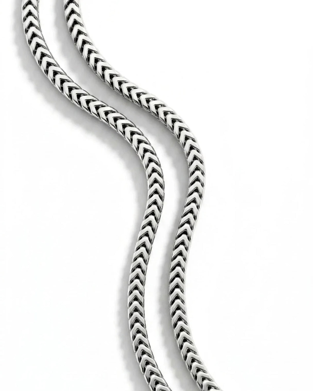 Closeup of the V-shaped Franco links on the MCKER 3mm sterling silver chain